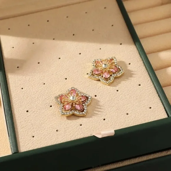 💖5 items for $25 Sale!💖 Beautiful Rhinestone Flower Earrings - Picture 5 of 6